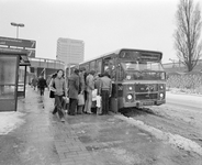 880388 Afbeelding van instappende passagiers in stadsbus lijn 7 naar Kanaleneiland-zuid, op het Stationsplein te ...